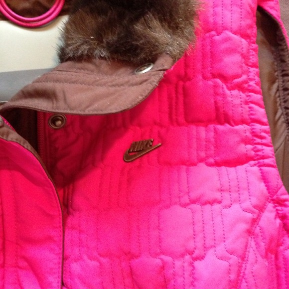 Nike women's quilted vest w/ faux fur trim - Picture 2 of 4