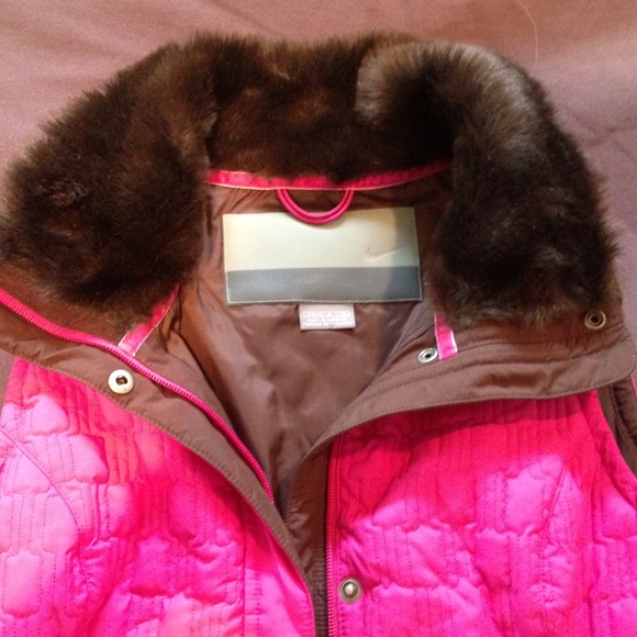 Nike women's quilted vest w/ faux fur trim - Picture 3 of 4
