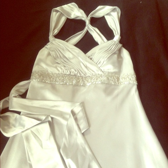 Reserved. Gown in light grey satin