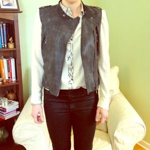 Casual and def cool. Day trip moto vest.