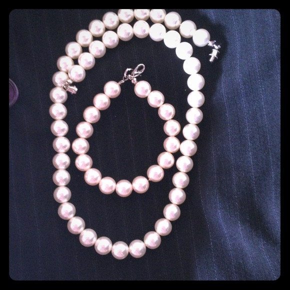 🚨Pearl set in white necklace and bracelet