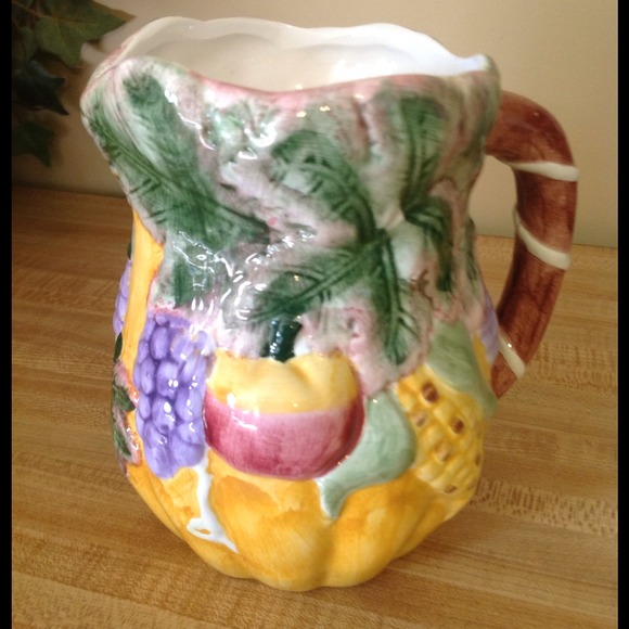 Beautiful pitcher - Picture 2 of 3