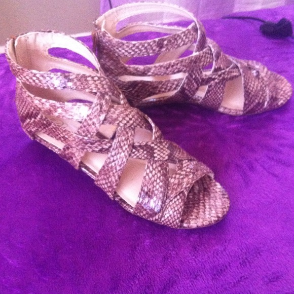 Beautiful sandals - Picture 2 of 3