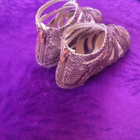 Beautiful sandals - Picture 3 of 3