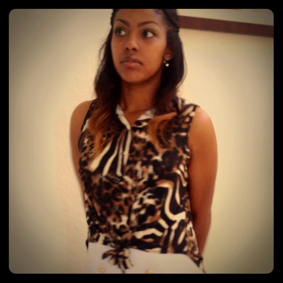 Animal print button sleeveless tie up front