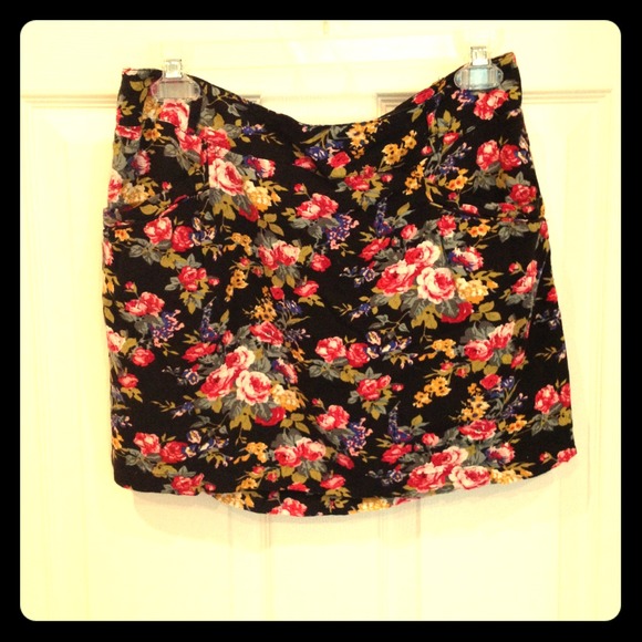 🚫SOLD🚫Super cute floral skirt