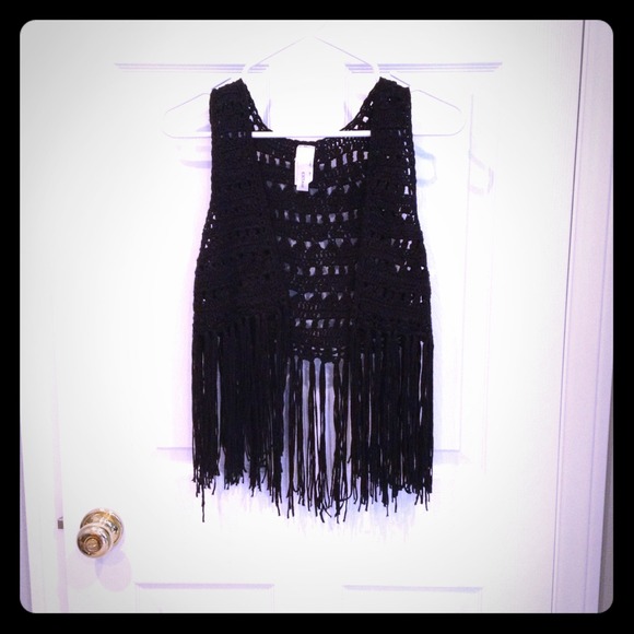 🚫SOLD🚫NWOT Crochet fringe vest