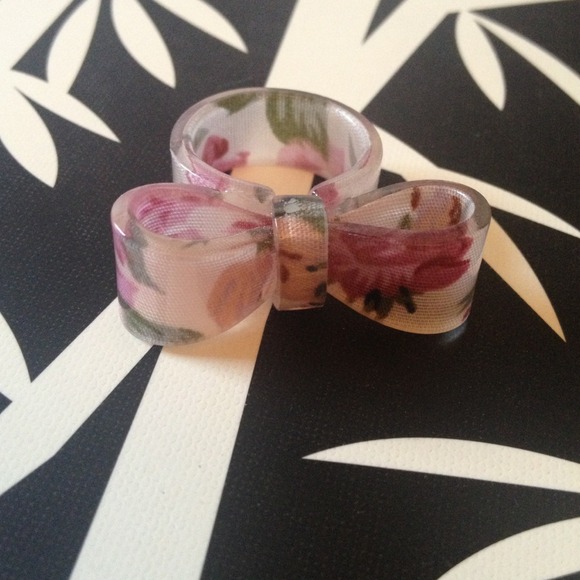 Floral bow ring.