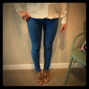 Super elastic bright blue skinny jeans