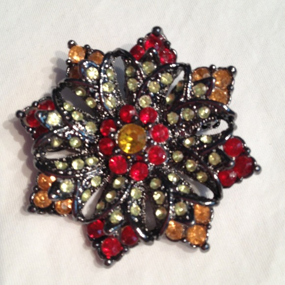 Brooch with beautiful flowers in stone.