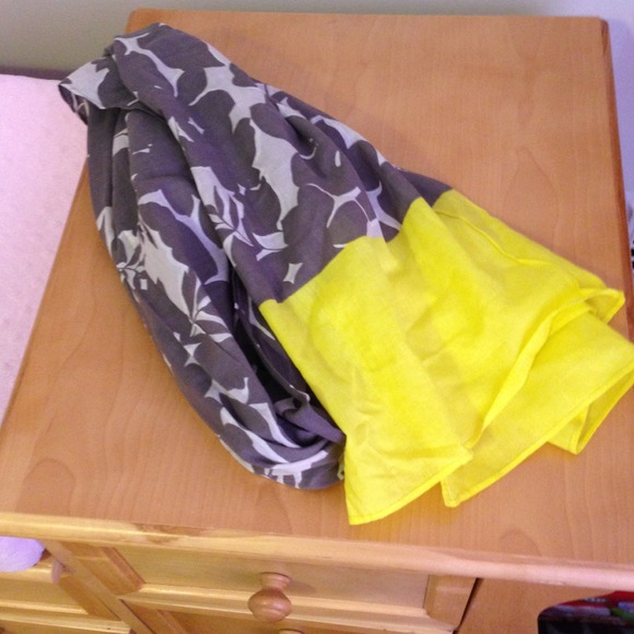 ❌SOLD❌Old Navy Grey, White & Bright Yellow scarf