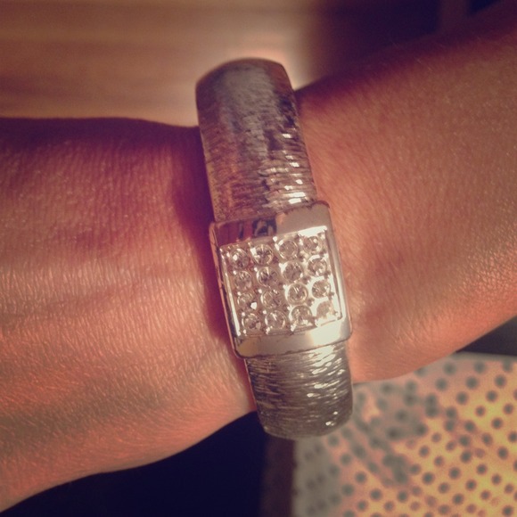 🌟On Sale🌟Silver bangle bracelet with rhinestones - Picture 1 of 1