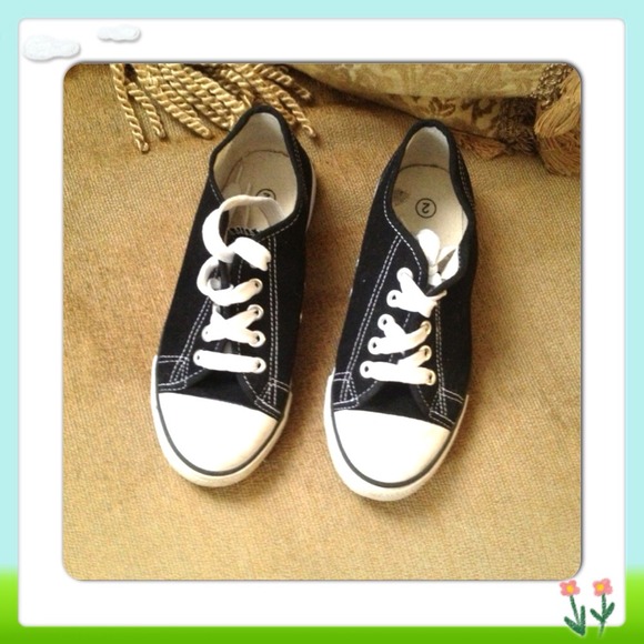 Boy's Chuck Taylor style shoes Sz 2