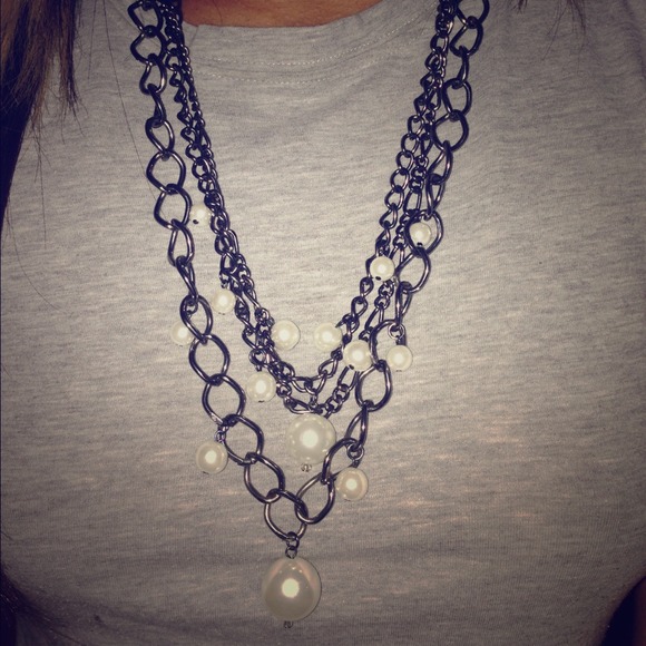 🌟On Sale🌟Gorgeous silver and pearl necklace.