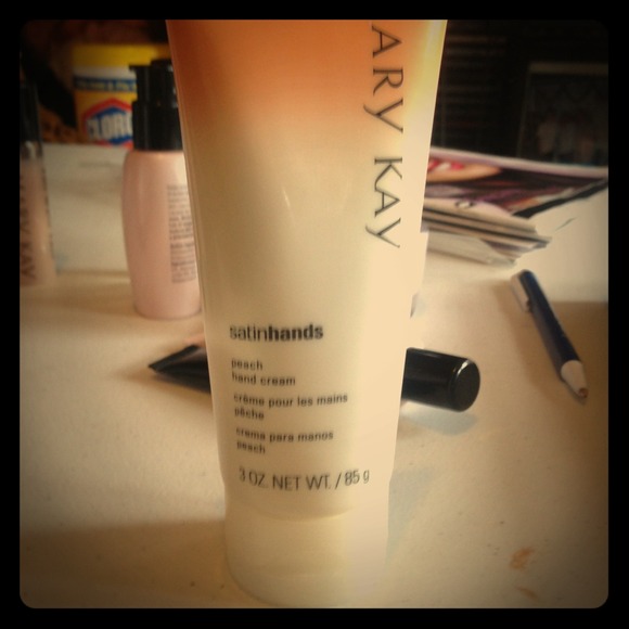 Mary Kay satin hands peach scent. - Picture 1 of 1