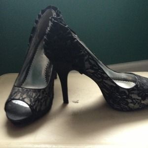 8 1/2 black and silver peep-toe heals