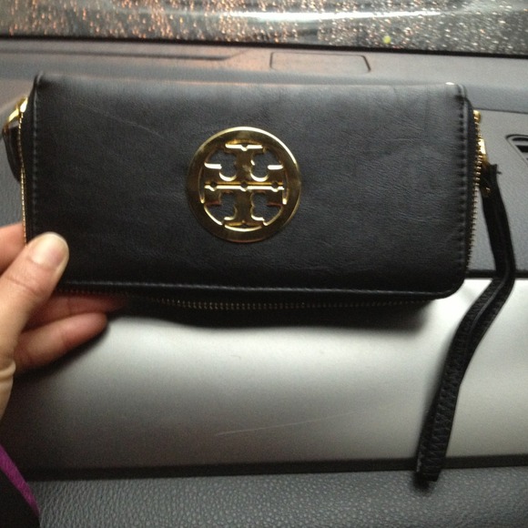 SOLD Tory burch wallet/wristlet