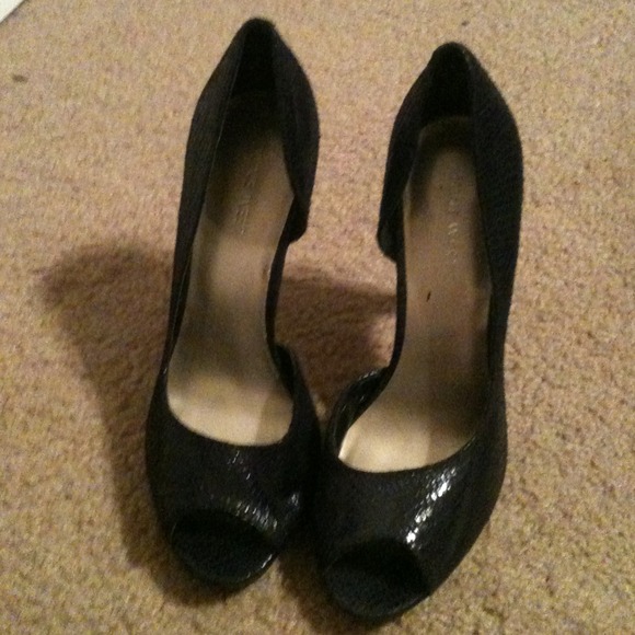 Blk nine west gator peep toe heel