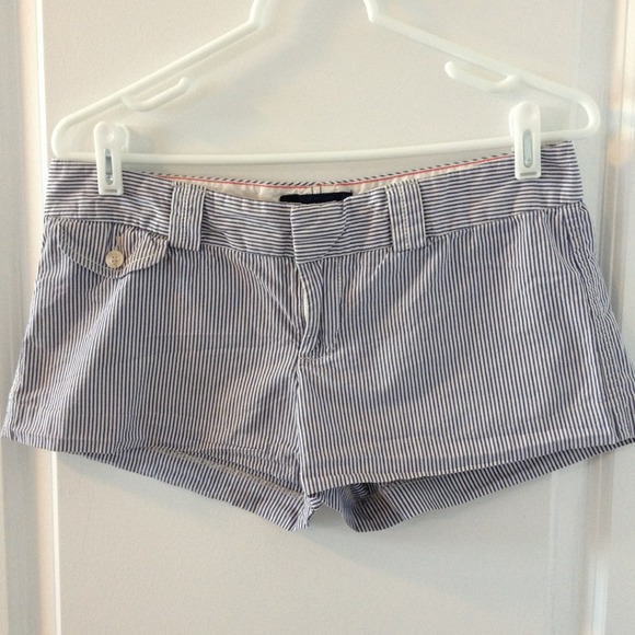 "Reduced" lot of 2 AE "favorite short" size 6