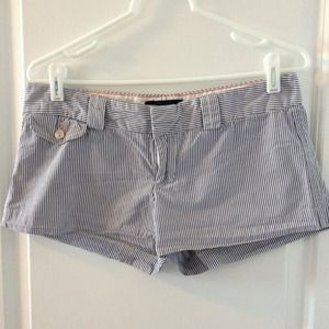 "Reduced" lot of 2 AE "favorite short" size 6