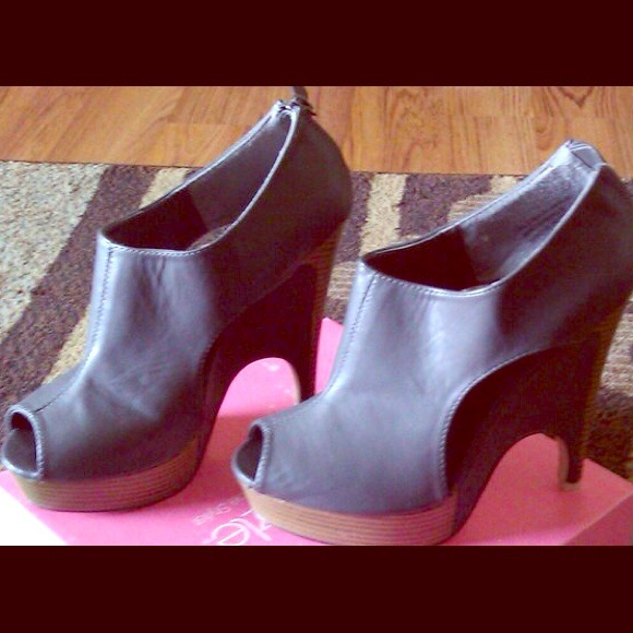 Grey peep-toe booties