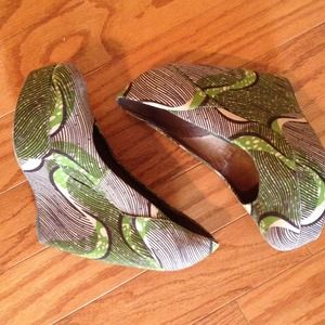 Green/brown print canvas wedge platform pump