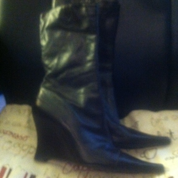 Wedge leather brown boots