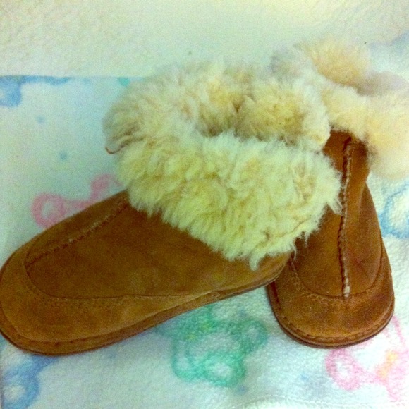 Toddler size uggs L (18 to 24 )and S 6-12 months
