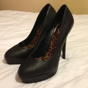 Black pumps with snake skin pattern