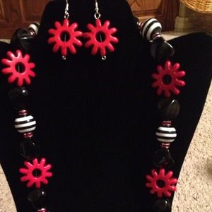 Necklace and earrings set.