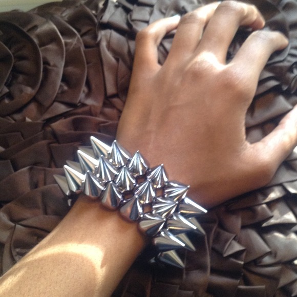 *Sold in bundle*Stretchy gunmetal spiked bracelet - Picture 2 of 4