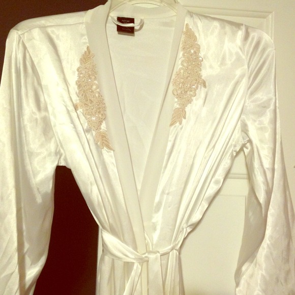 NWOT silk bridal robe