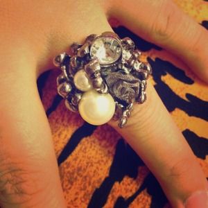 retro ring flower with gem and pearl