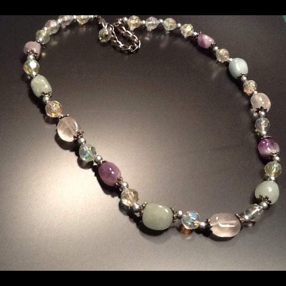 VERY PRETTY STONE AND BEAD NECKLACE - Picture 3 of 3