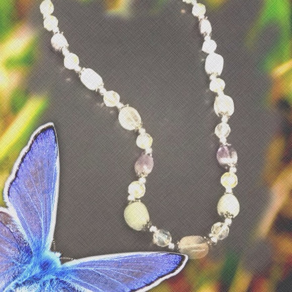 VERY PRETTY STONE AND BEAD NECKLACE - Picture 2 of 3