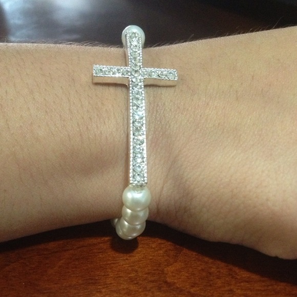 Side cross rhinestone & pearl bracelet