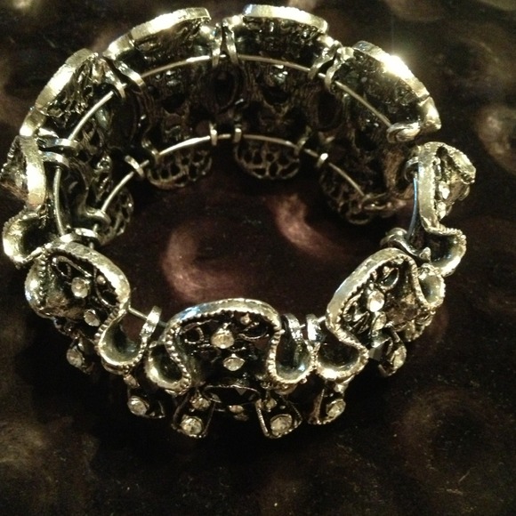 Beautiful bracelet with black-clear rhinestones!