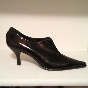 Authentic Donald Pliner Classy low heels