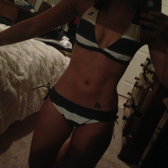 Small bathing suit! - Picture 2 of 2