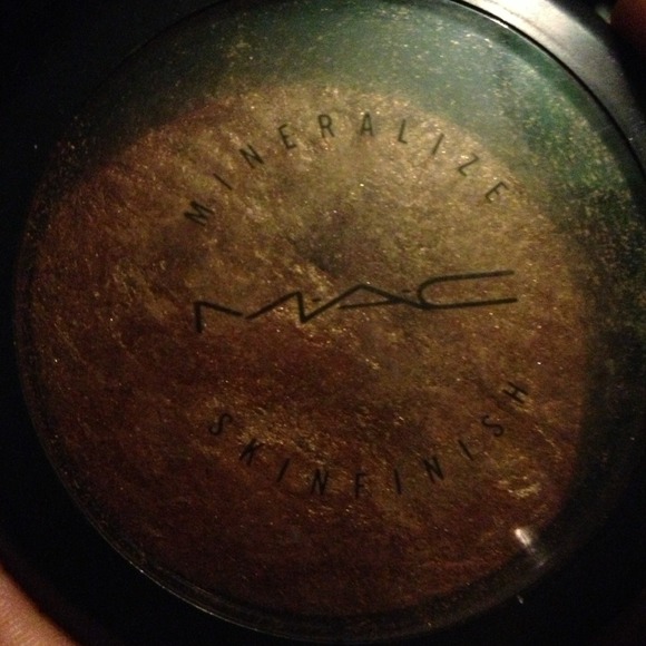 M.a.c. Skin finish in gold deposit