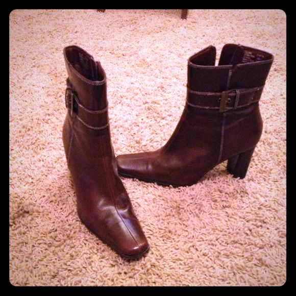 Cute brown boots with heel