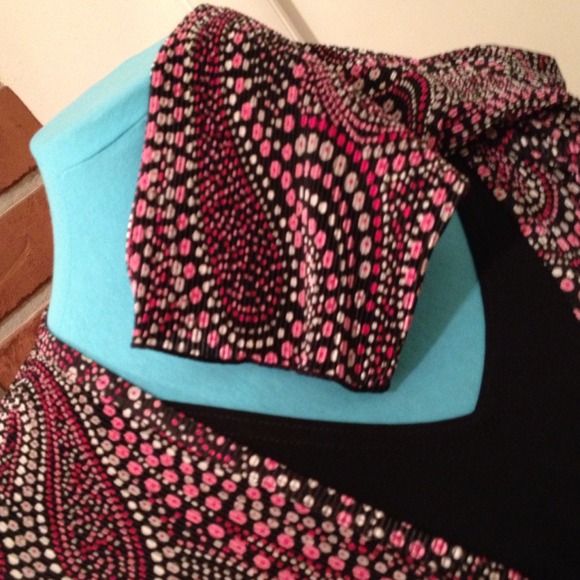 🚫🚫SOLD🚫🚫Black & Pink Woman's Size Top - 18/20 - Picture 3 of 4