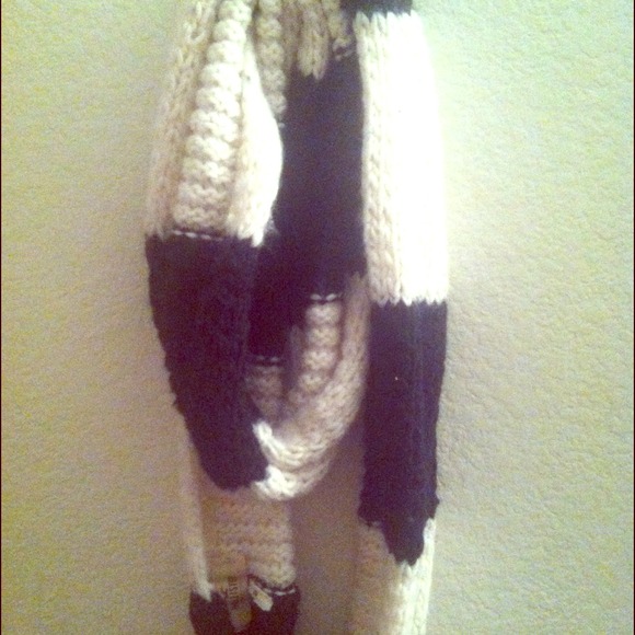 Hollister Accessories - BUNDLE yoga & scarf