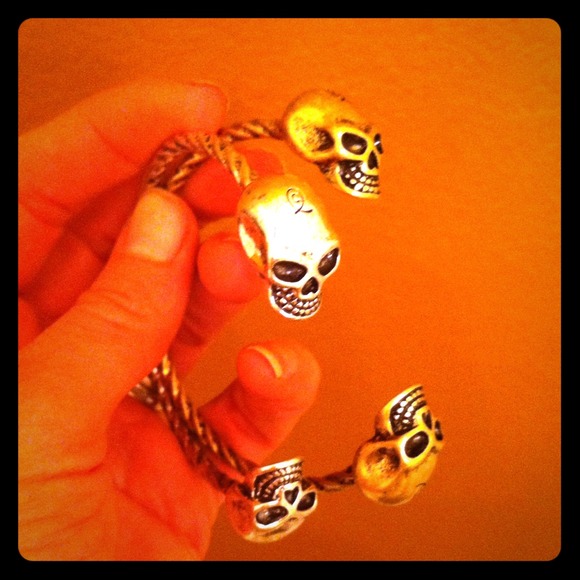 Pair of twisted skull bangles 💀