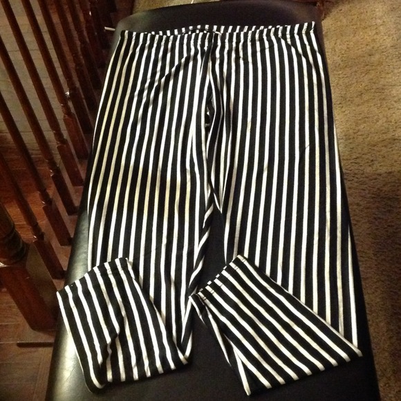 Black And White Stripe Rayon Leggings - Picture 2 of 2