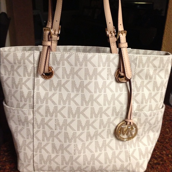 ON HOLD.. Michael Kors Signature Tote