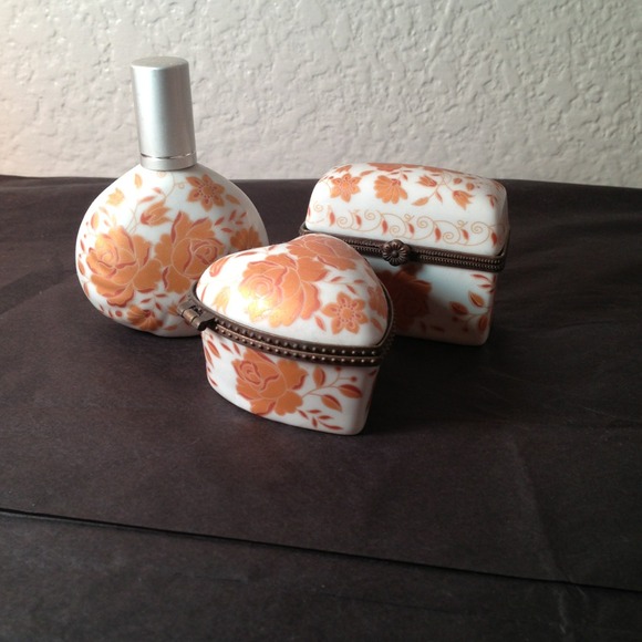 ⛔Sold⛔Cute little porcelain set.