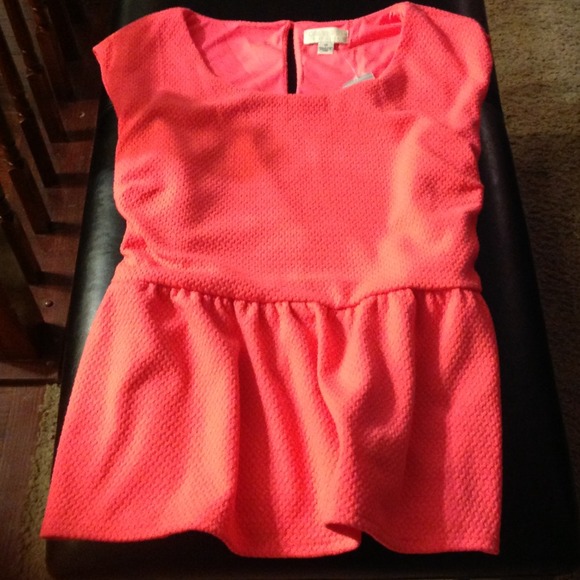 Textured Peplum Top ✨SOLD✨ - Picture 2 of 2