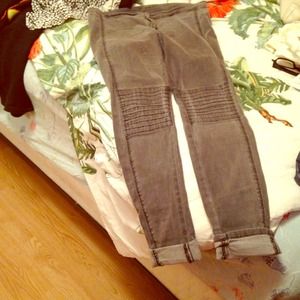 Grey jeans with knee patch