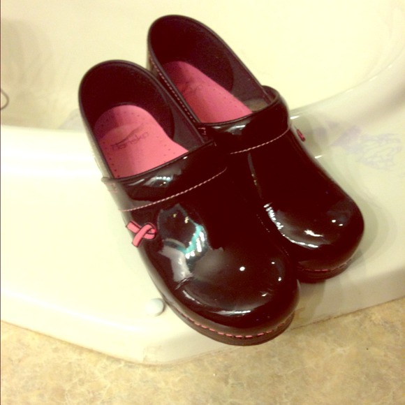 Breast cancer danskos size 38